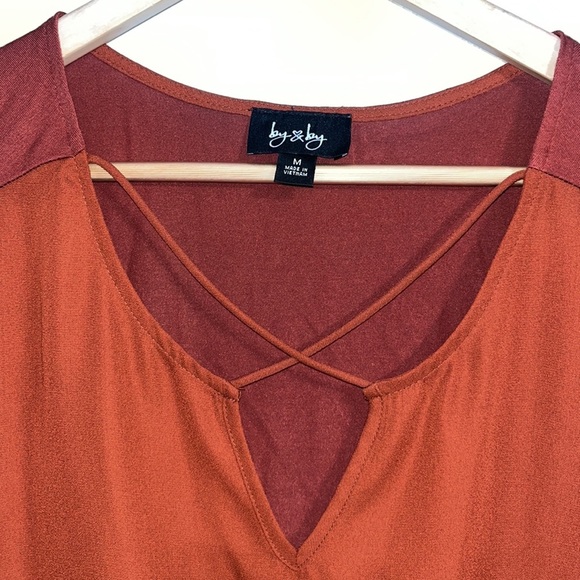 By&By burnt orange top with v neck and x pattern on the front with a tie - Picture 3 of 5